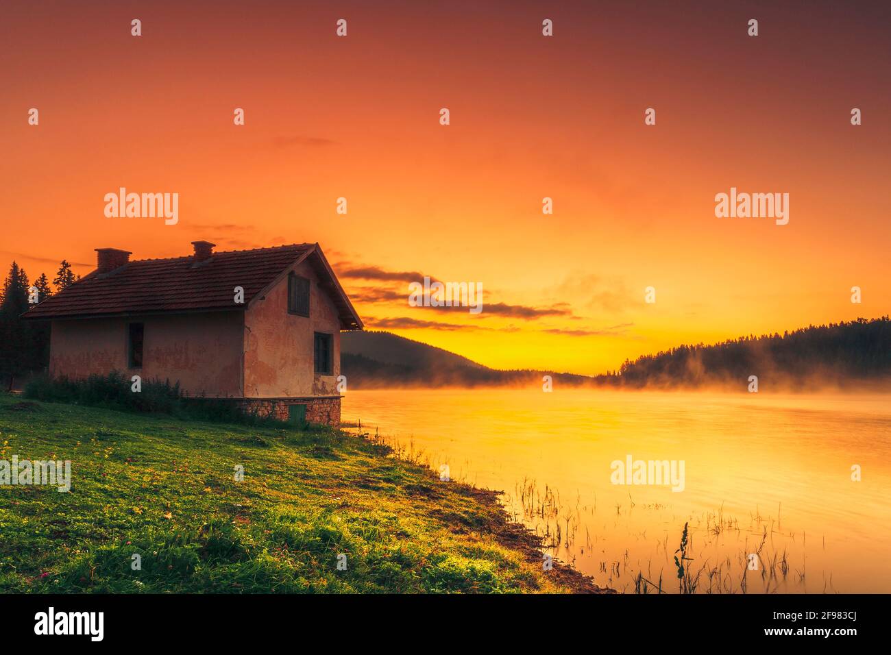 Lake house scenery hi-res stock photography and images - Alamy