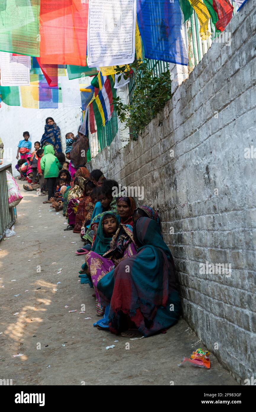 India, Bodhgaya, Mahakala cave, Dungeshwari, women, children, sit, row, Stock Photo