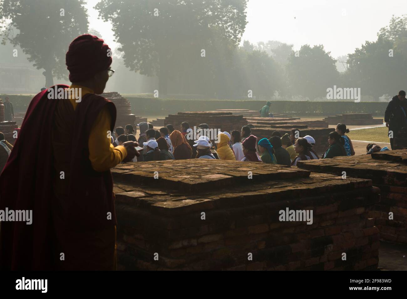 India, Sarnath, Dhamekh Stupa, believers, prayer, monk Stock Photo