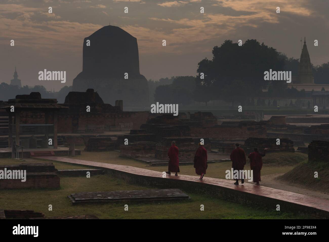 India, Sarnath, Dhamekh Stupa, monks Stock Photo