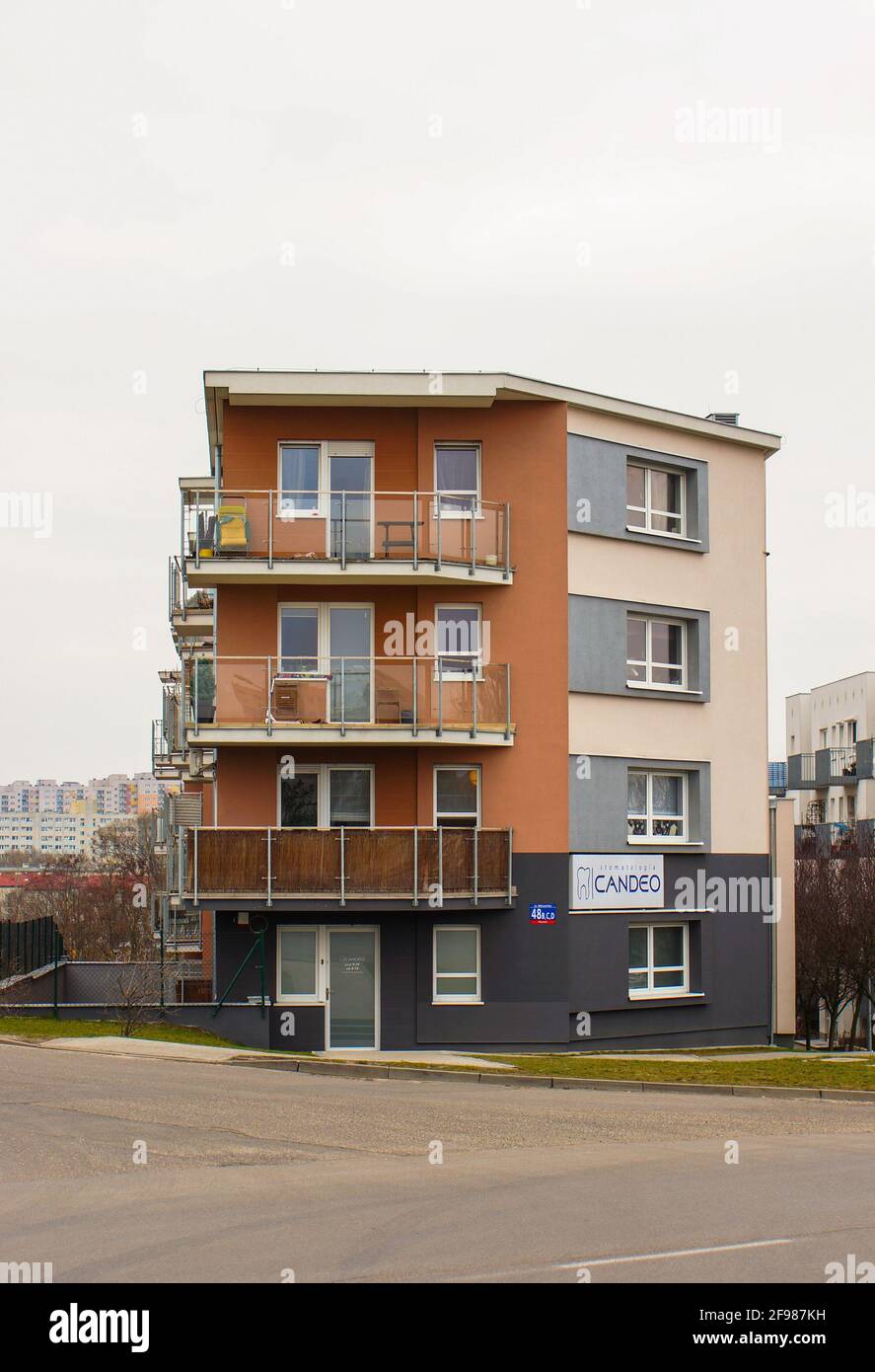 POZNAN, POLAND - Apr 07, 2016: POZNAN, POLAND - MARCH 13, 2016: Apartment  block with a Candeo dentist office on the Stare Zegrze area on a cloudy day  Stock Photo - Alamy