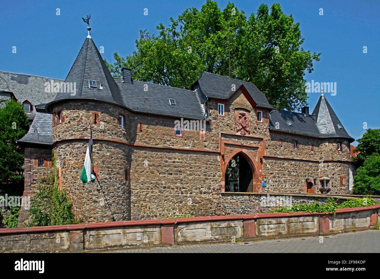 Castle moat bridge hi-res stock photography and images - Alamy