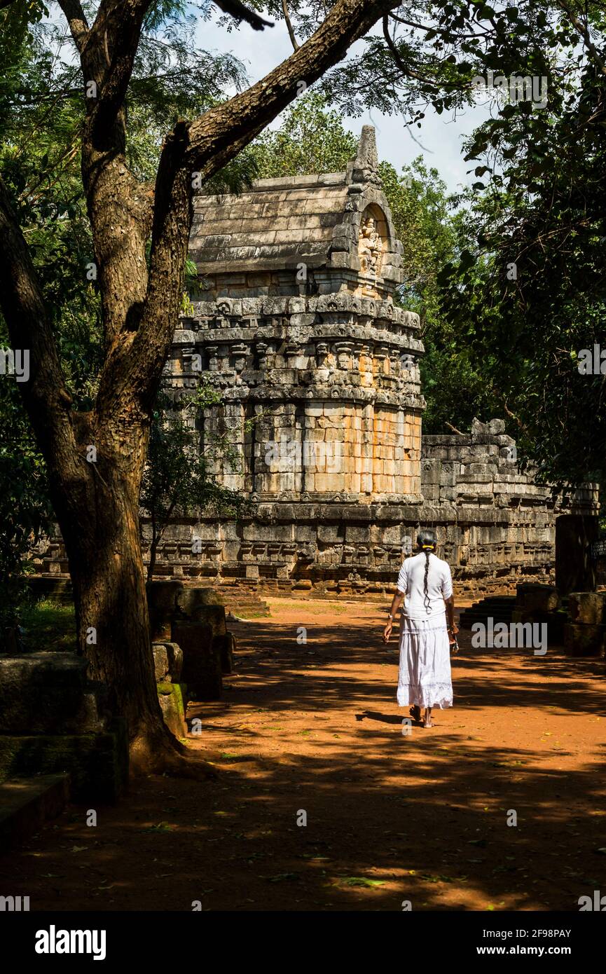 Sri Lanka, Nalanda, monastery Nalanda Gedige, woman, zurückanischt, Stock Photo