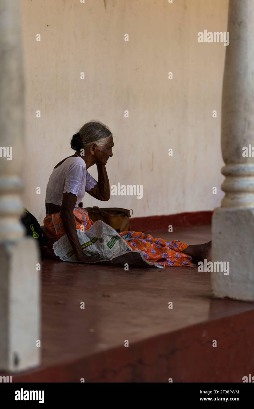 Sri Lanka, Kataragama, temple Kataragama, senior citizen, floor, sit, Stock Photo