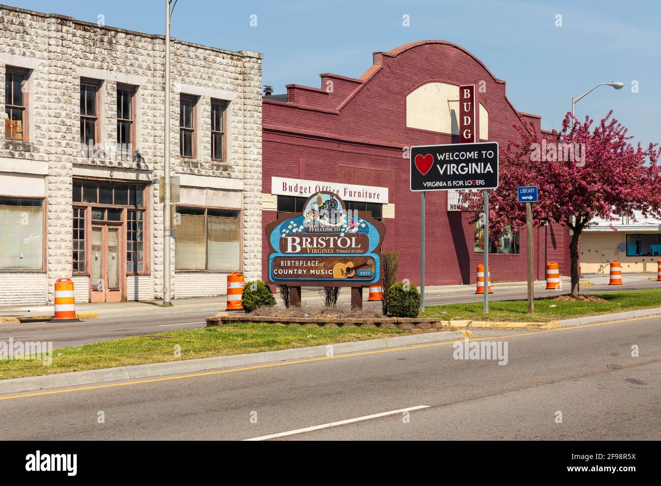 BRISTOL, TN-VA, USA-7 APRIL 2021: Welcome signs at the Tennessee-Virginia line in downtown Bristol. Stock Photo