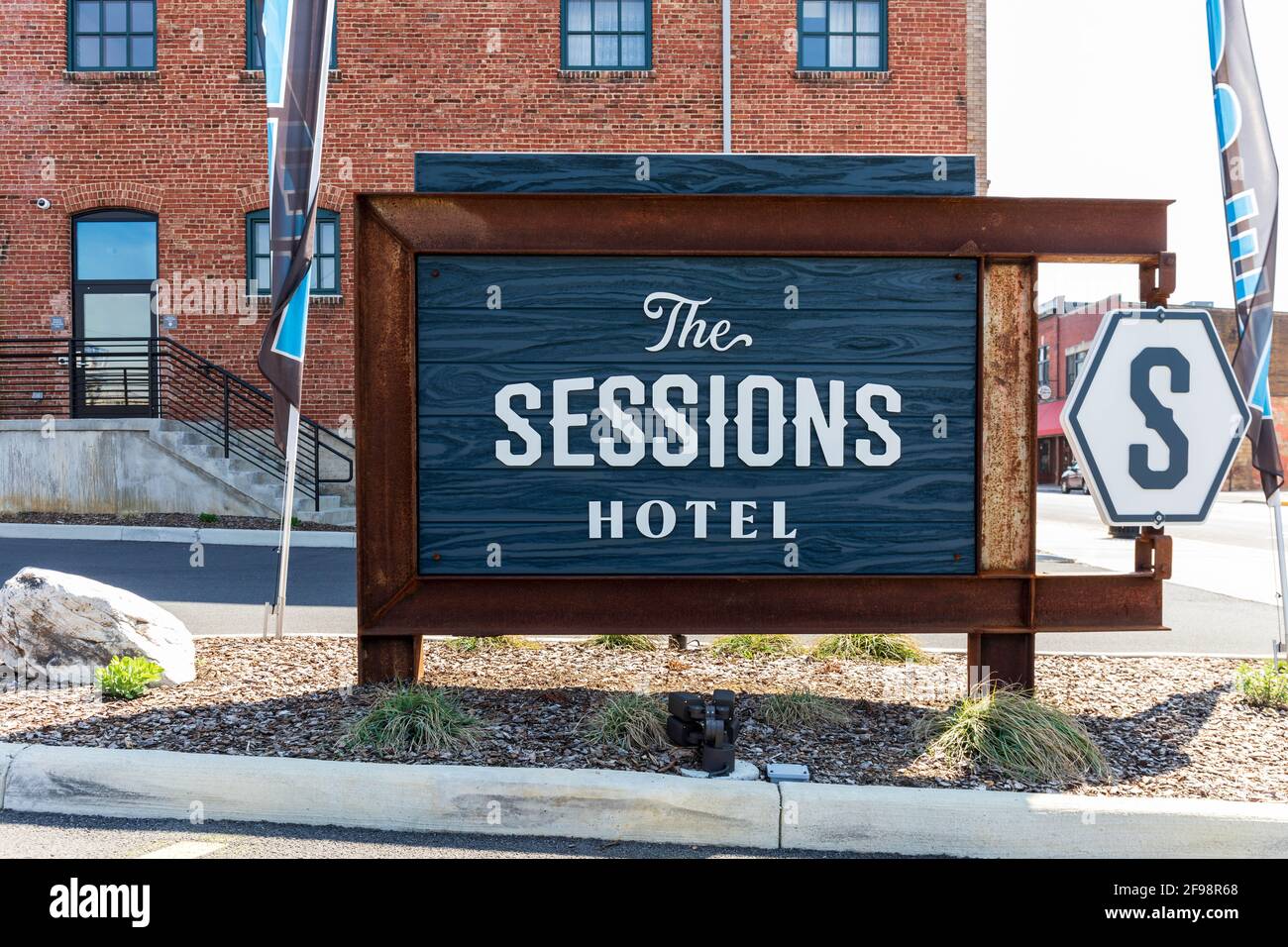 BRISTOL, TN-VA, USA-7 APRIL 2021: The street sign for  The Sessions Hotel, named after the famous 1927 recording sessions of founding country  musican Stock Photo