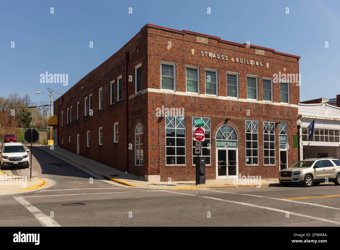 BRISTOL, TN-VA, USA-7 APRIL 2021: The Strauss Building, a vintage 1926 structure, at the corner of State St. and Carter Family Way. Stock Photo
