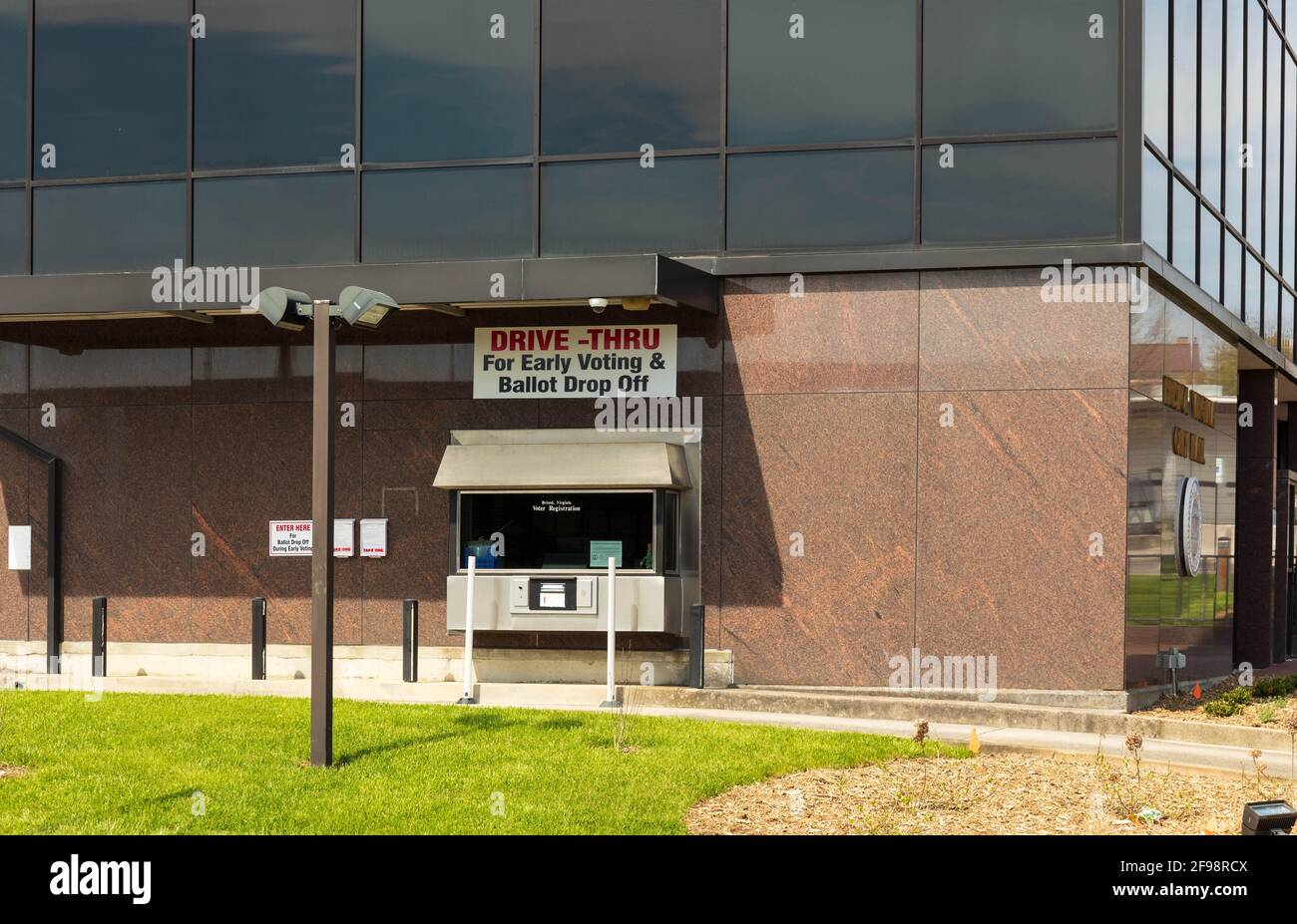 BRISTOL, TN-VA, USA-7 APRIL 2021:  City Hall building, showing sign which reads 'Drive-thru for early voting & ballet drop off'. Stock Photo