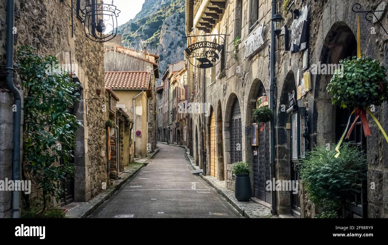 Alley in Villefranche de Conflent. The fortified village is a UNESCO World Heritage Site. Plus belles villes de France. Was founded in 1092. Stock Photo