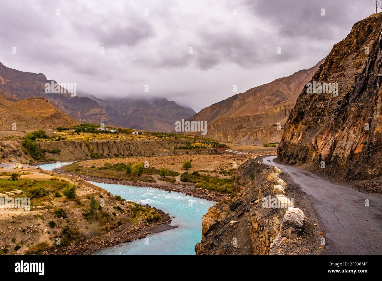 Beautiful landscape view of Spiti river valley enroute Hindustan Tibet ...