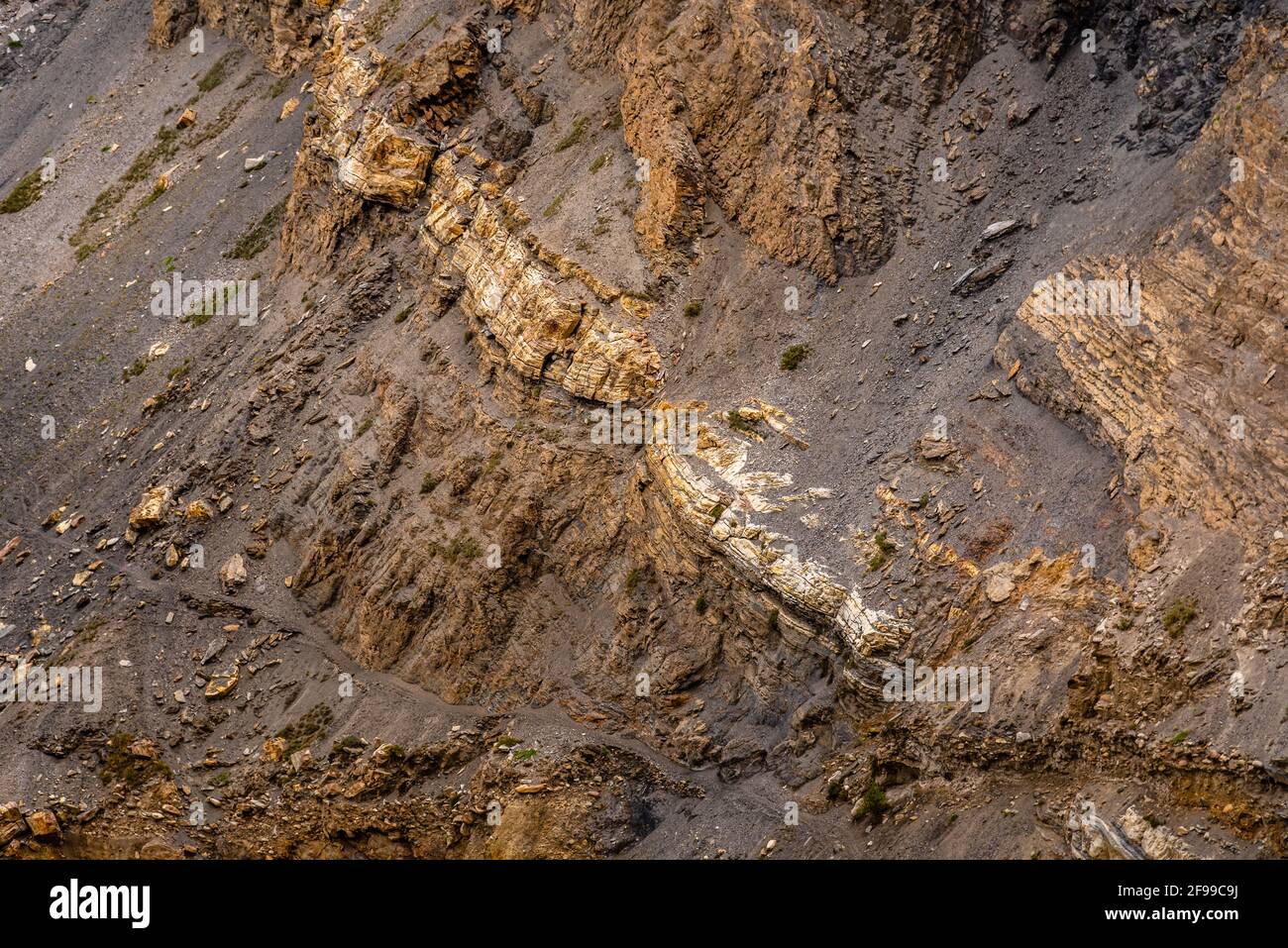 Rocks banding pattern of stratification in sedimentary rocks due to changes in texture or composition during deposition at Himalayas of Spiti . Sedime Stock Photo
