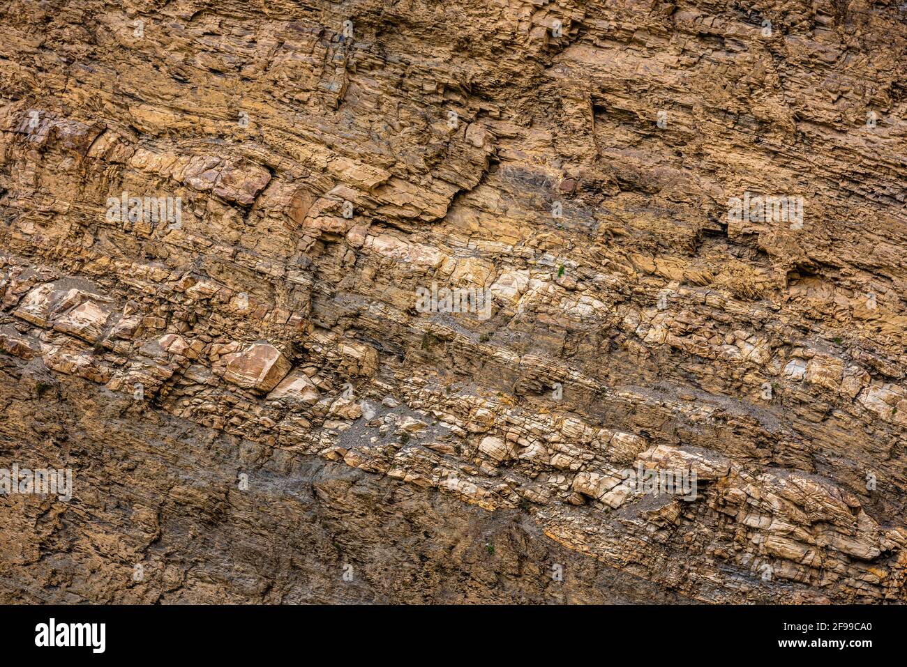 Rocks banding pattern of stratification in sedimentary rocks due to changes in texture or composition during deposition at Himalayas of Spiti . Sedime Stock Photo