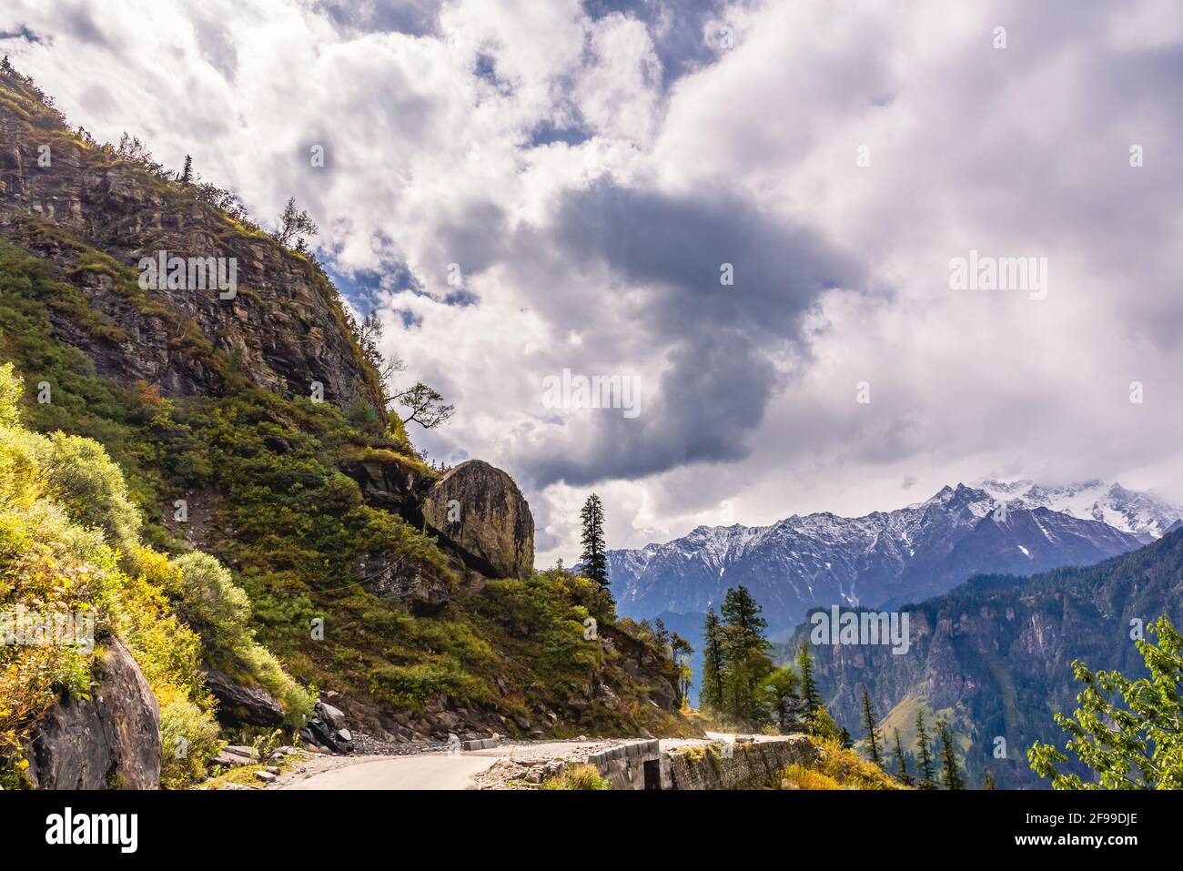 Mesmerizing view en-route to Rohtang pass of Pir Panjal himalayas mountain range on leh Manali highway, Himachal Pradesh, India. Stock Photo