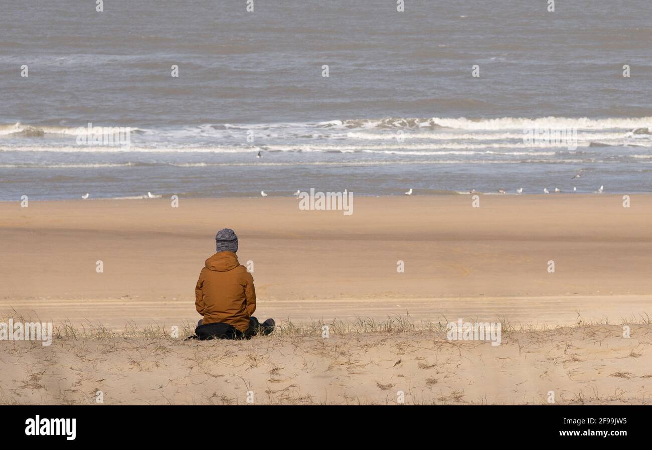 Man sitting ocean alone hi-res stock photography and images - Alamy