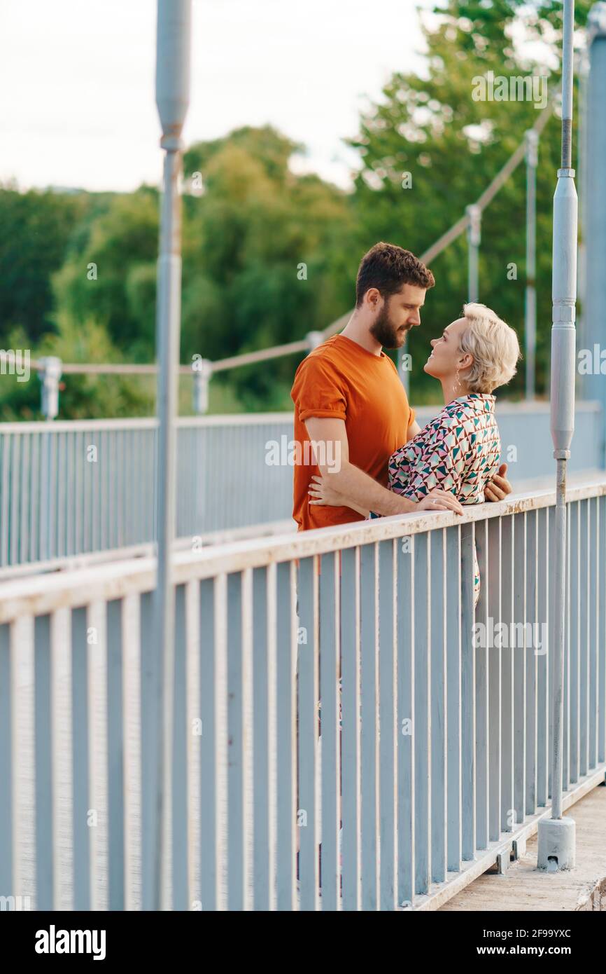 Kissing on bridge hi-res stock photography and images - Alamy