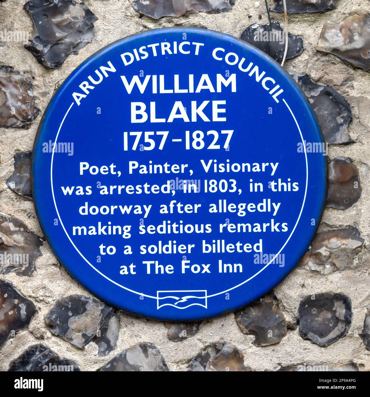 Arun District Council blue plaque on the wall of The Fox Inn, Felphan, West Sussex, England, UK - William Blake 1757-1827 Stock Photo