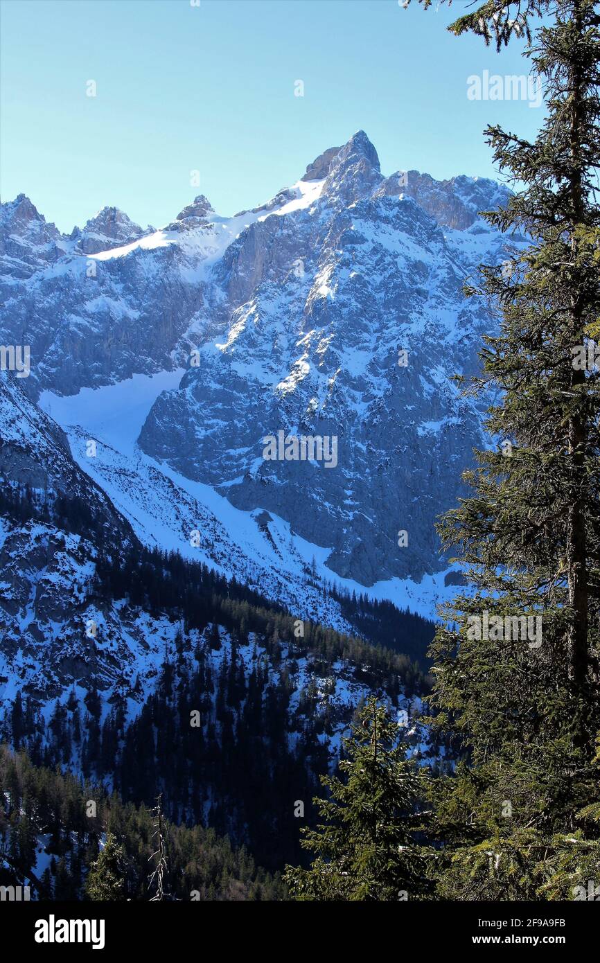 Winter hike near Mittenwald, the Karwendel Mountains with the southwestern Karwendelspitze, Dammkar with Viererkar atmospheric, blue sky, Europe, Germany, Bavaria, Upper Bavaria, Isar Valley, Werdenfelser Land Stock Photo