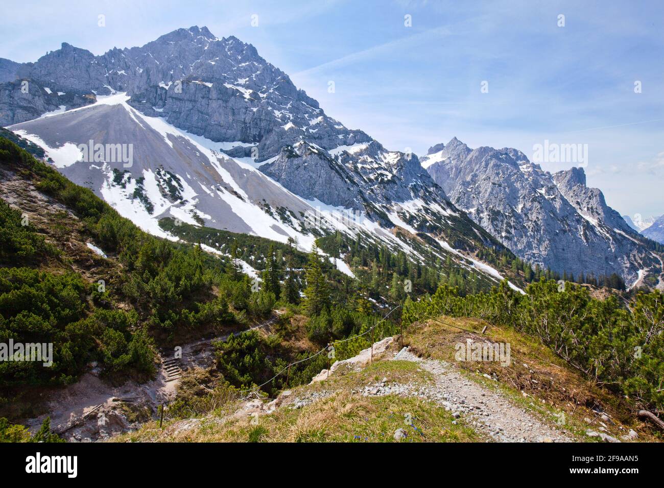 Mountain path from the Hochlandhütte to the Dammkar with peaks of the ...