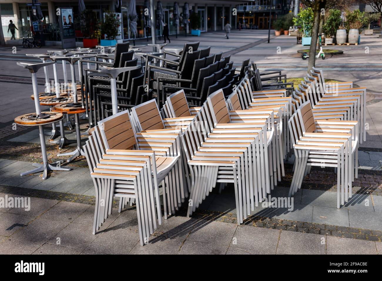 Essen, North Rhine-Westphalia, Germany - deserted shopping streets during the second lockdown, corona crisis, closed restaurants and shops on Kennedyplatz. Stock Photo