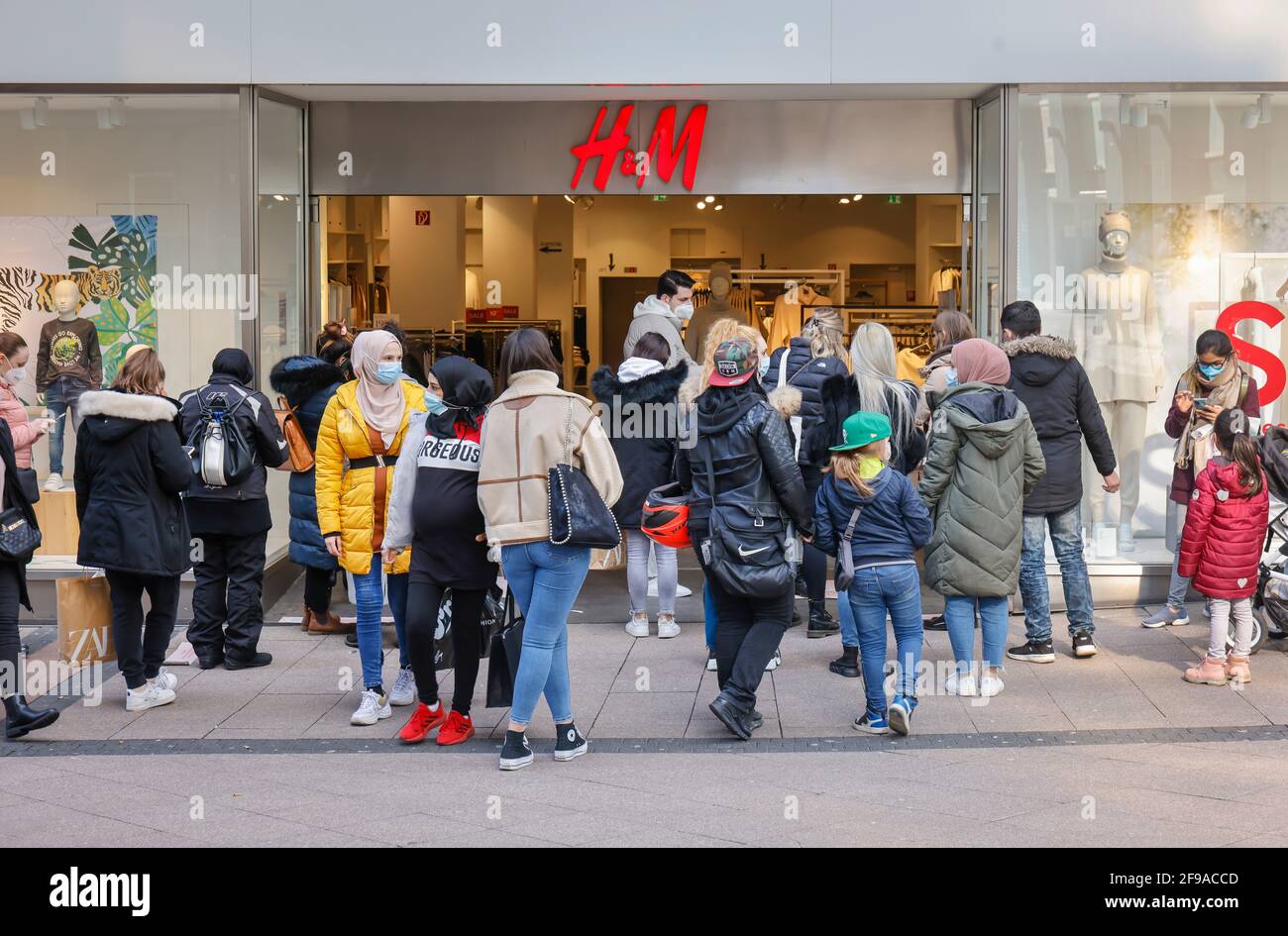 Essen, North Rhine-Westphalia, Germany - Retail in times of the corona pandemic with the second lockdown, shops in North Rhine-Westphalia are partially open under certain conditions, Click & Meet at H&M, register online or directly on site and arrange a shopping appointment. Stock Photo