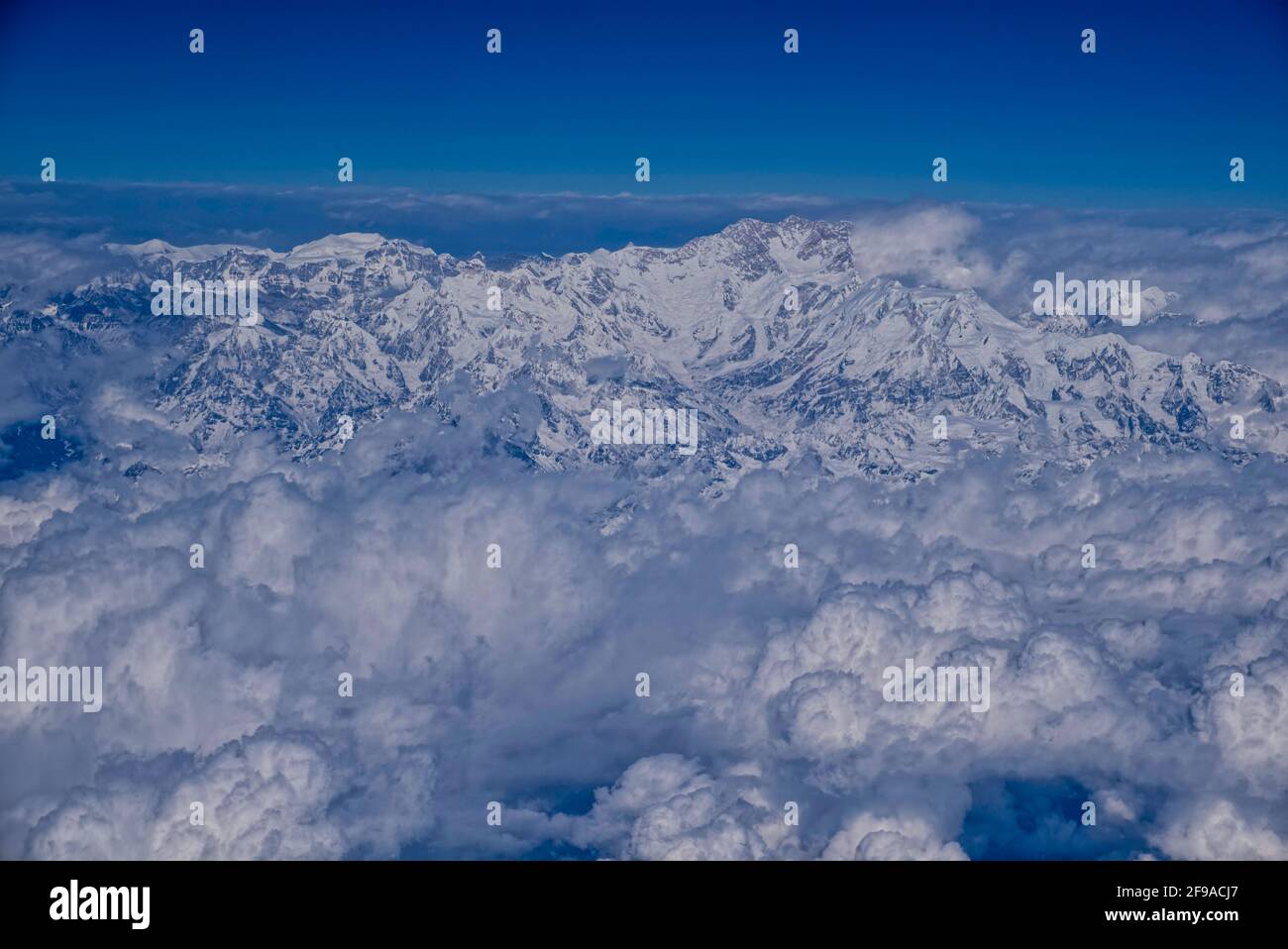 Himalayan range aerial everest hi-res stock photography and images - Alamy