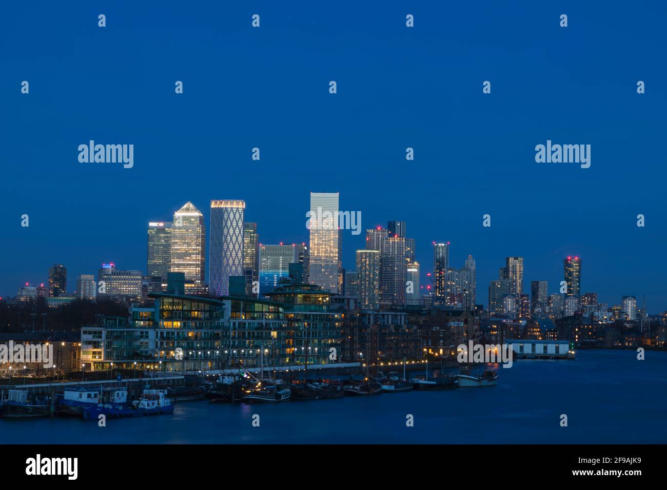 Canary wharf skyline at dusk hi-res stock photography and images - Alamy