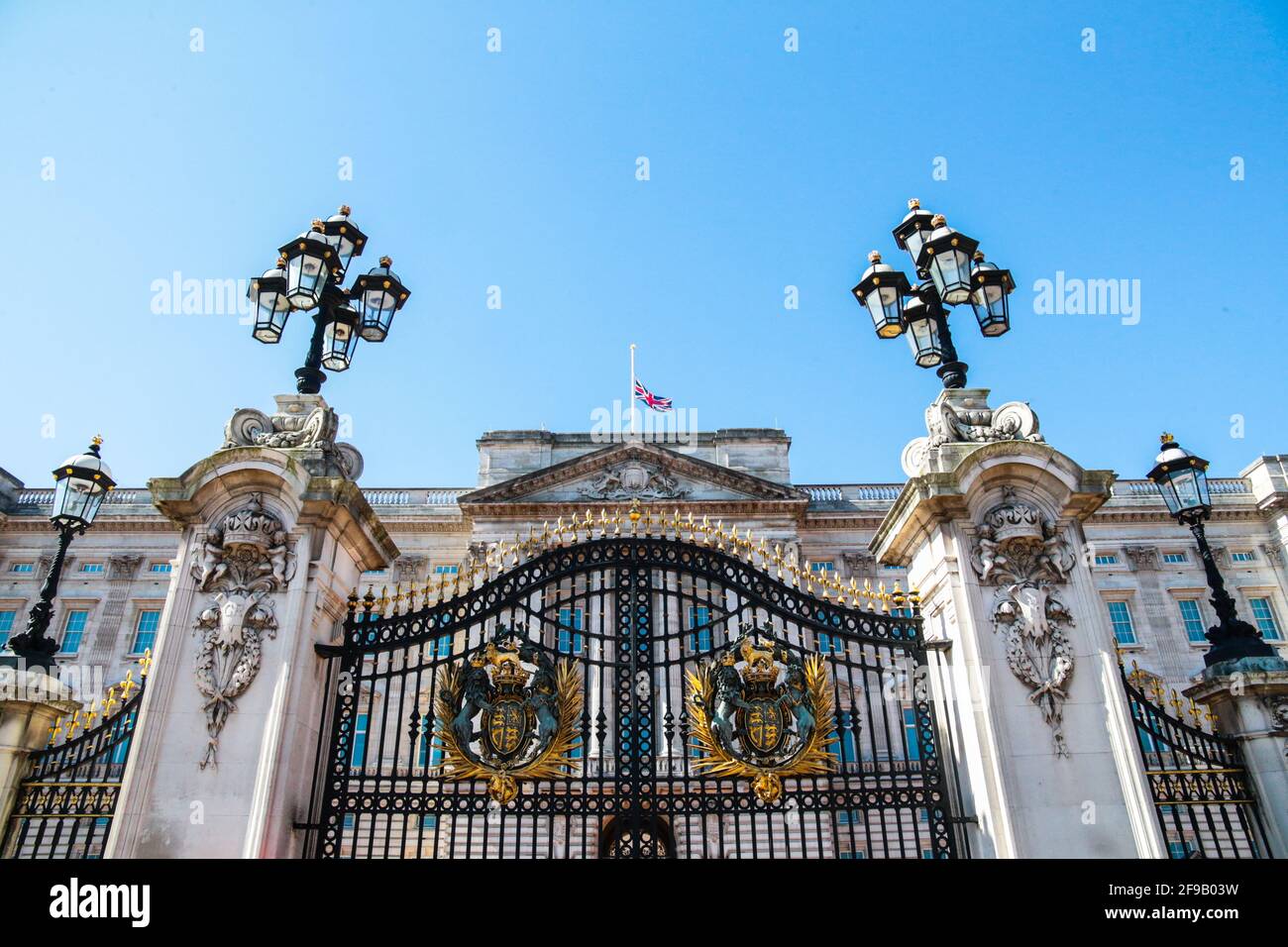 Buckingham palace flag half mast hires stock photography and images Alamy