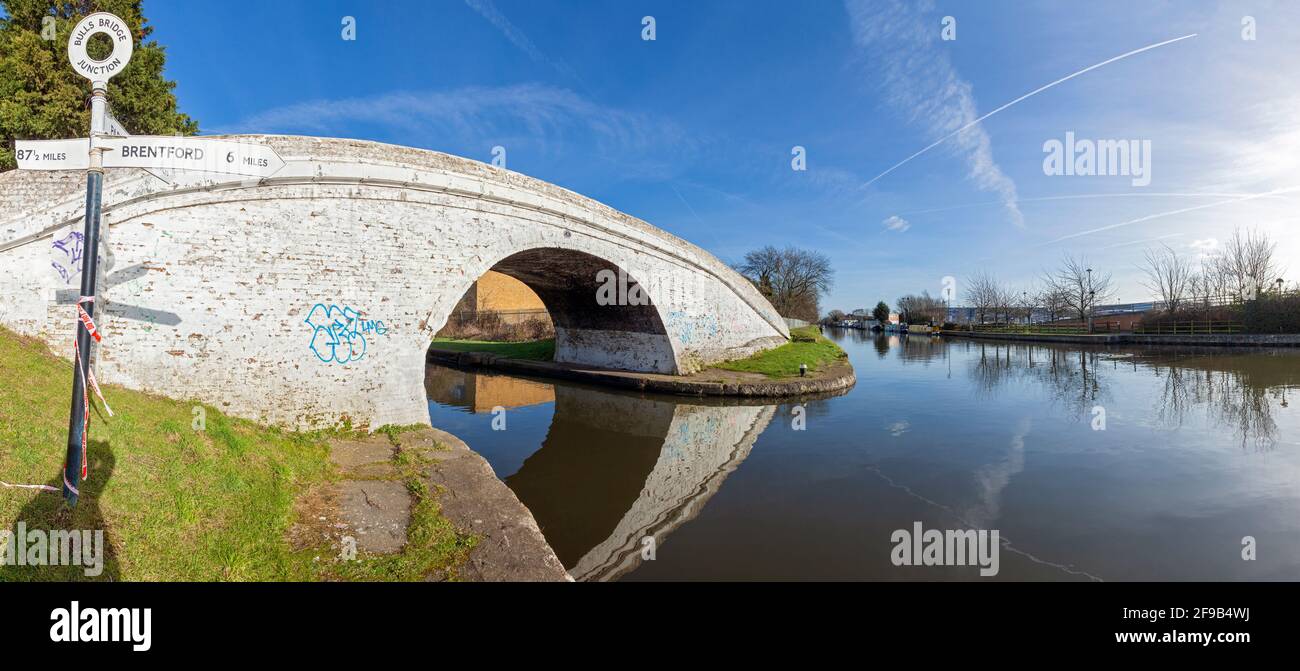 UK, England, London, Hayes, Bulls Bridge Junction on the Grand Union Canal (The Start of the Paddington Arm) Stock Photo