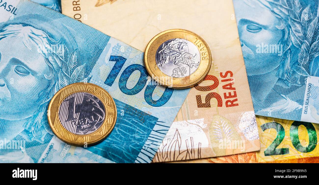Top view of Brazilian real banknotes and coins Stock Photo - Alamy