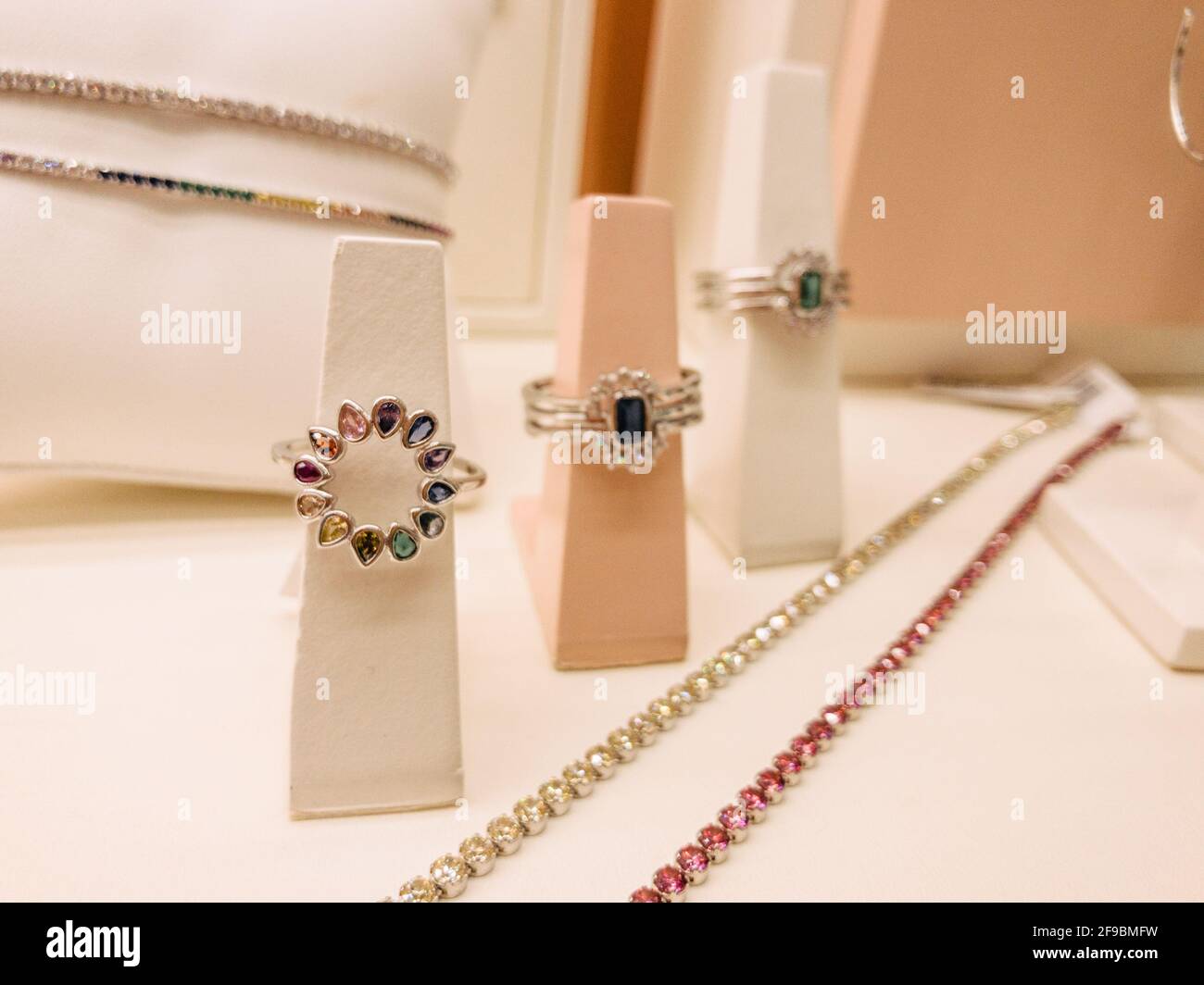 Silver and jewelry shop hi-res stock photography and images - Alamy