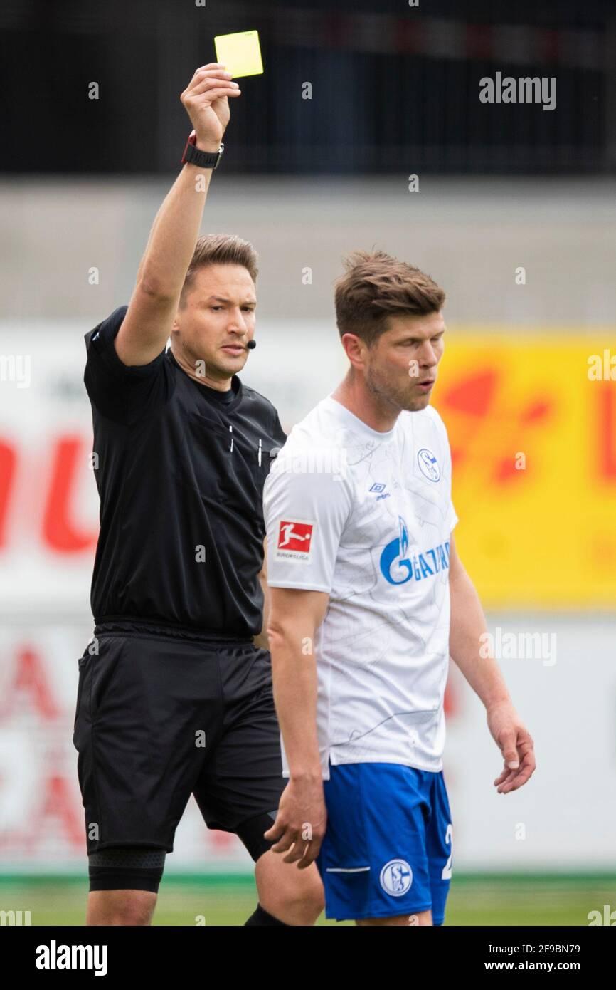 Freiburg Im Breisgau, Germany. 17th Apr, 2021. Football: Bundesliga, SC Freiburg - FC Schalke 04, Matchday 29 at Schwarzwald-Stadion. Referee Tobias Reichel (l) shows Schalke's Klaas-Jan Huntelaar (r) yellow. Credit: Tom Weller/dpa - IMPORTANT NOTE: In accordance with the regulations of the DFL Deutsche Fußball Liga and/or the DFB Deutscher Fußball-Bund, it is prohibited to use or have used photographs taken in the stadium and/or of the match in the form of sequence pictures and/or video-like photo series./dpa/Alamy Live News Stock Photo