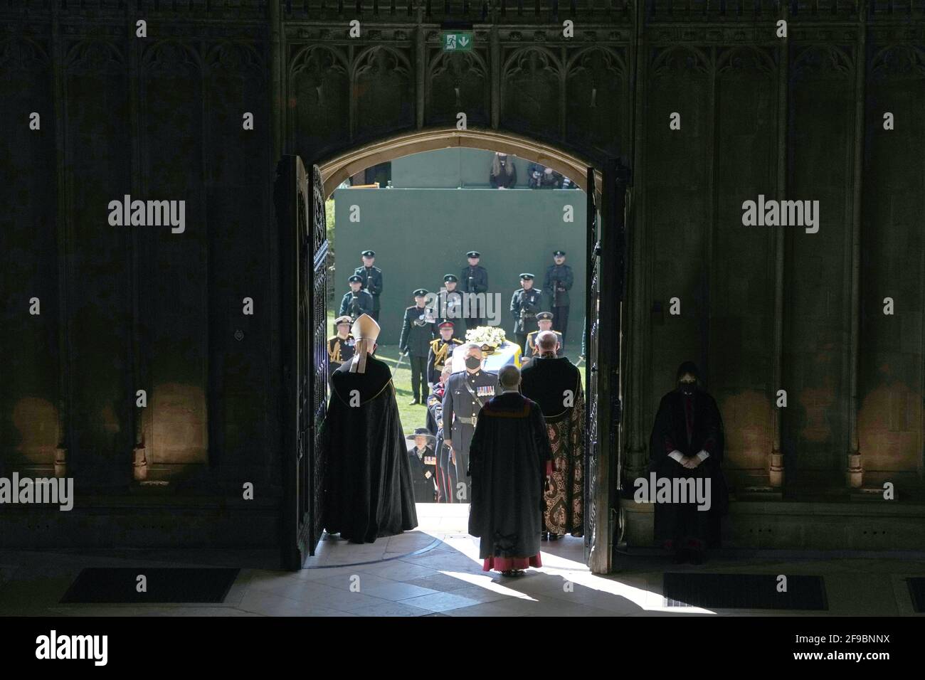 Pall Bearers carrying the coffin of the Duke of Edinburgh into St George's Chapel, Windsor Castle, Berkshire. Picture date: Saturday April 17, 2021. Stock Photo