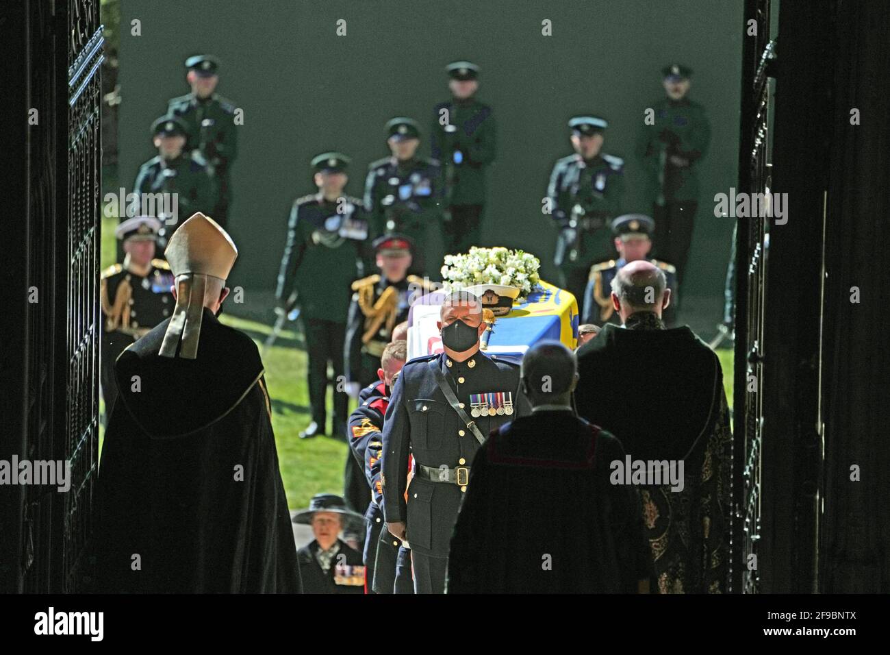 Pall Bearers carrying the coffin of the Duke of Edinburgh into St George's Chapel, Windsor Castle, Berkshire. Picture date: Saturday April 17, 2021. Stock Photo