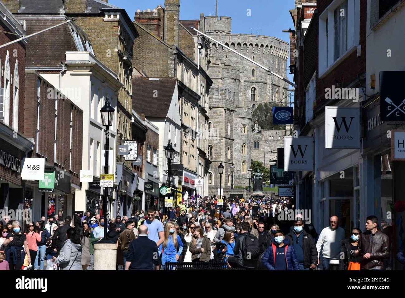 Windsor, UK. 17th Apr, 2021. Crowds outside Windsor Castle for funeral of Prince Phillip. Credit: JOHNNY ARMSTEAD/Alamy Live News Stock Photo