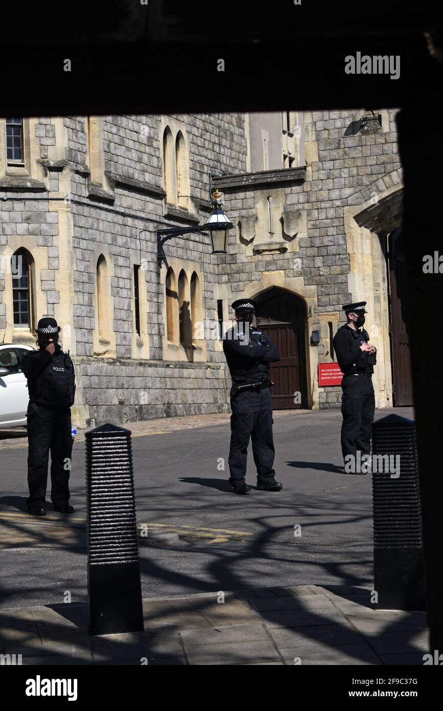 Windsor, UK. 17th Apr, 2021. Crowds outside Windsor Castle for funeral of Prince Phillip. Credit: JOHNNY ARMSTEAD/Alamy Live News Stock Photo
