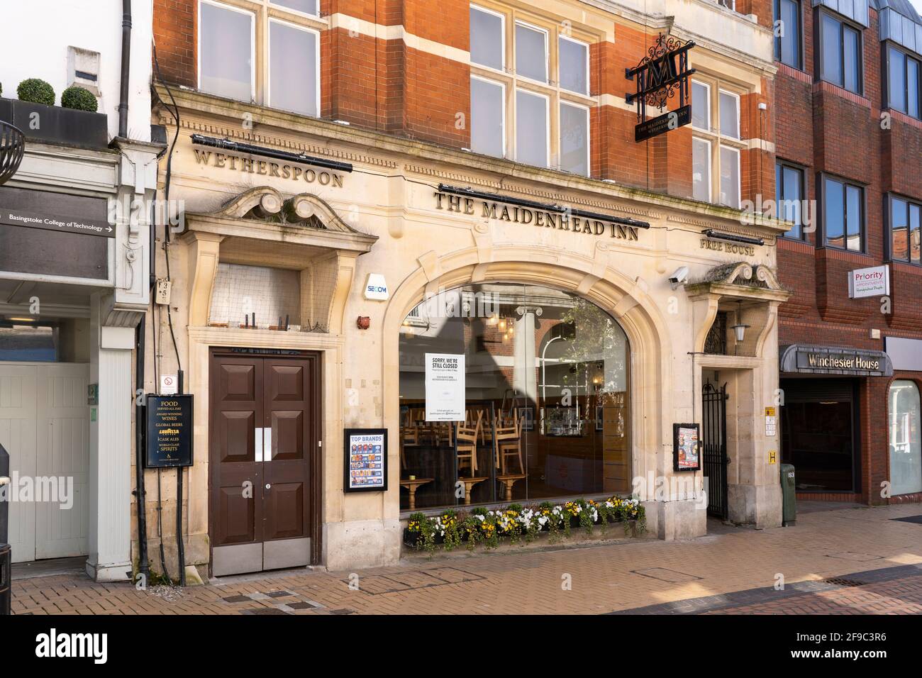 JD Wetherspoon remains closed in April 2021 due to the Covid-19 Coronavirus pandemic UK lockdown. Winchester Street, Basingstoke, Hampshire, UK Stock Photo