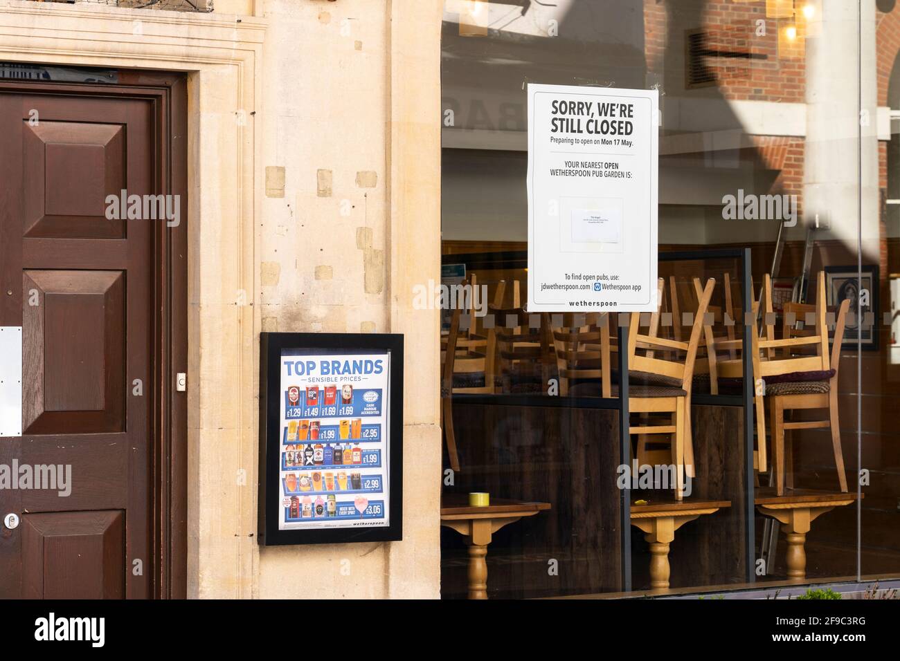 JD Wetherspoon remains closed in April 2021 due to the Covid-19 Coronavirus pandemic UK lockdown. Winchester Street, Basingstoke, Hampshire, UK Stock Photo