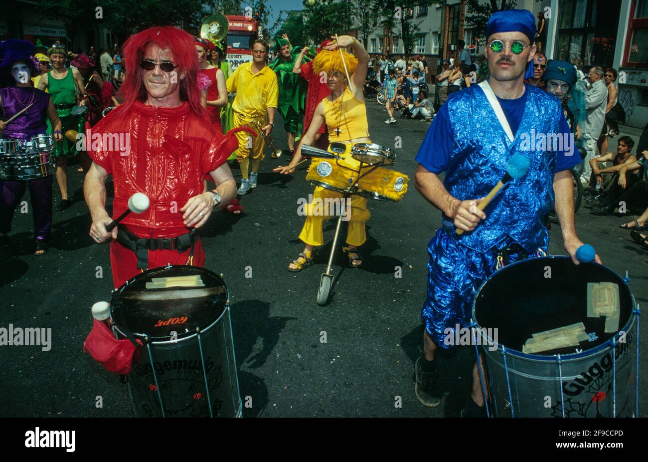 Teilnehmer einer bunten Trommler-Gruppe beim Karneval der Kulturen in Berlin im Jahr 2000 - members of a colourful drum-band at the Carnival of Cultures of Berlin in the year 2000. Stock Photo