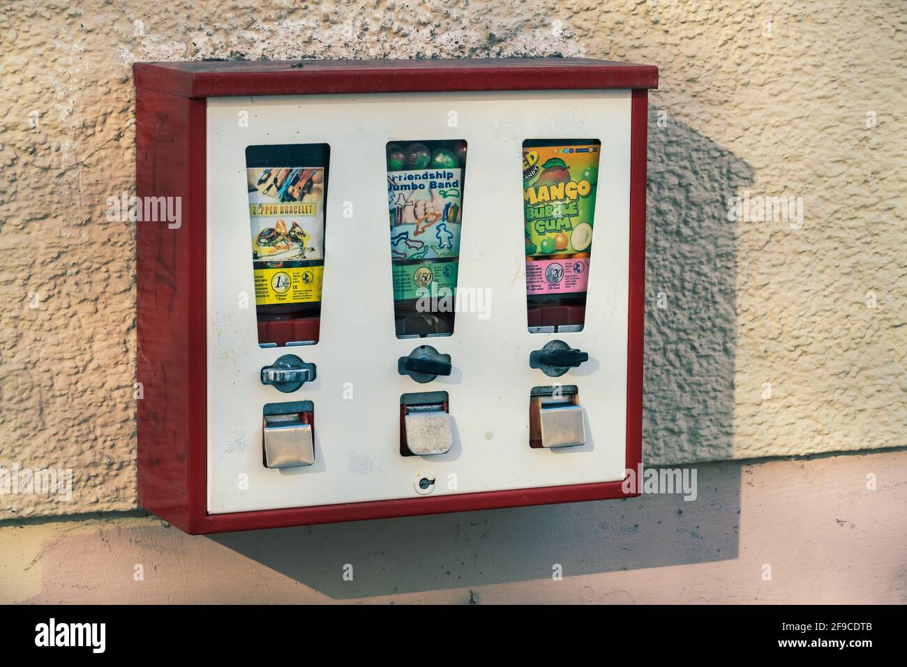 Iedereen een miljoen Meer SCHROBENHAUSEN, GERMANY - MARCH 26: Vintage chewing gum vending machine  seen on a wall in Schrobenhausen, Germany on March 26, 2021 Stock Photo -  Alamy