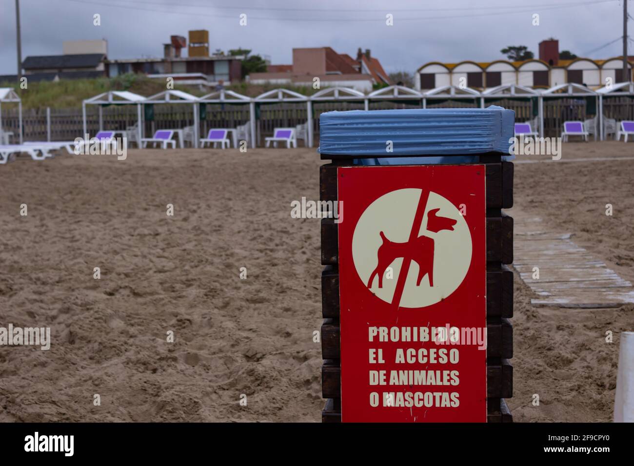 Sign indicating in spanish:access for animals and pets is  prohibited. Stock Photo