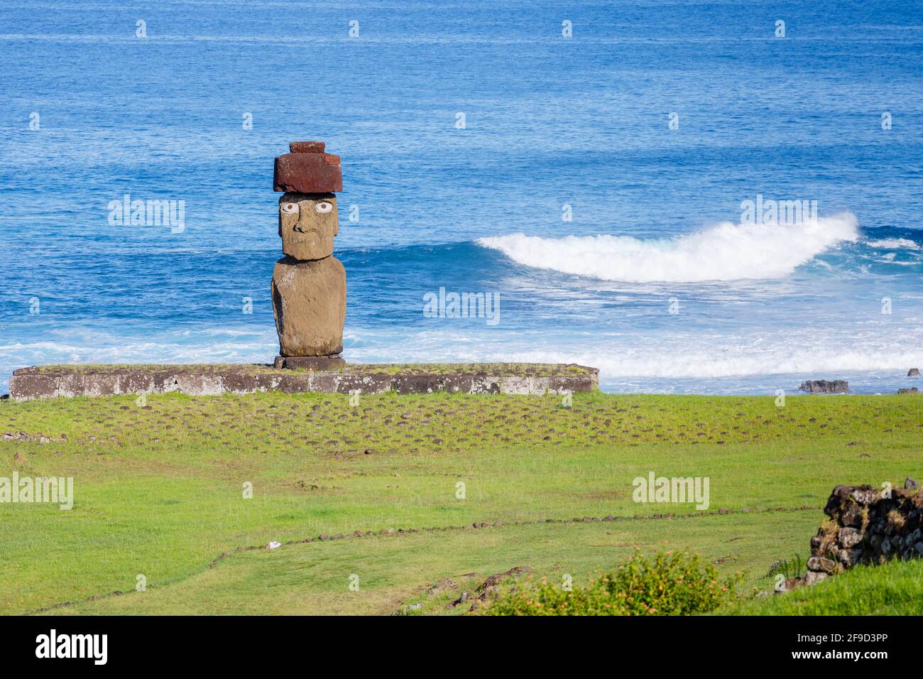 Restored Ahu Ko Te Riku moai (statue) with eyes and topknot, its back to the Pacific Ocean coast at Tahai, Hanga Roa, Easter Island (Rapa Nui), Chile Stock Photo