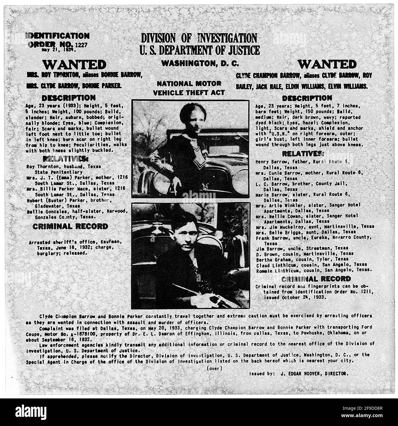 1934 , Arkansas , USA : The Wanted Poster for the famous gangsterns couple  BONNIE PARKER  ( 1910 - 1934 ) and CLYDE BARROW ( 1909 - 1934 ). Contrary to popular belief the two never married. They were in a long standing relationship. Posing in front of a 1932 Ford V8 automobile. Recovered from Bonnie and Clyde after their deaths on May 23, 1934 . Unknown photographer . - OUTLAWS - KILLER - ASSASSINO - delinquente - criminalità organizzata  - GANGSTERN - Bos - CRONACA NERA - CRIMINALE - car - automobile - hat - cappello - sigaro - fumo - smoke - fumatore - woman smoker - fumatrice - pistola - r Stock Photo