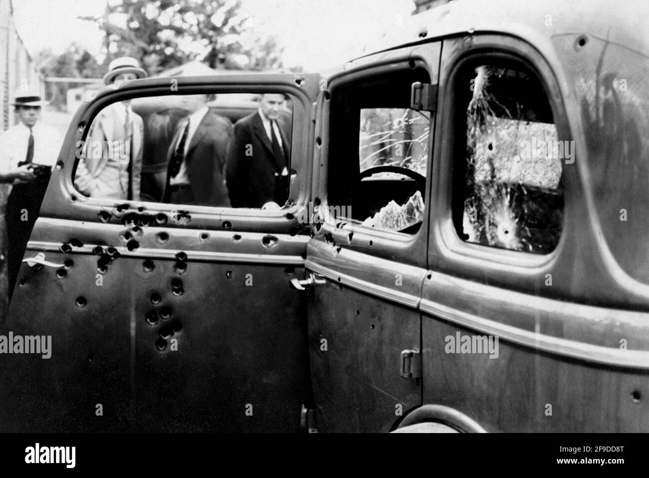 1934 , 23 may , Bienville Parish , Louisiana , USA : The death car of famous gangsterns  BONNIE PARKER  ( 1910 - 1934 ) and CLYDE BARROW ( 1909 - 1934 ). Contrary to popular belief the two never married. They were in a long standing relationship. Posing in front of a 1932 Ford V8 automobile. Recovered from Bonnie and Clyde after their deaths on May 23, 1934 . Unknown photographer . - OUTLAWS - KILLER - ASSASSINO - delinquente - criminalità organizzata  - GANGSTERN - Bos - CRONACA NERA - CRIMINALE - car - automobile - crivellamento di proiettili ---  Archivio GBB Stock Photo