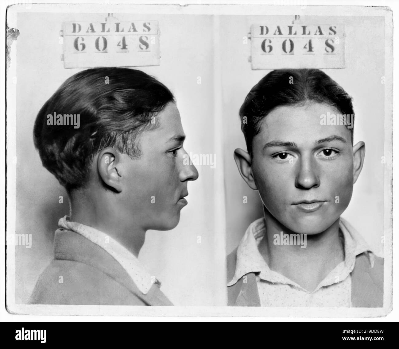 1926 , Dallas , Texas , USA : The Clyde Barrow , aged 17 ca, Mug Shot - Police Dept. Dallas 6048 . The famous gangsterns couple  BONNIE PARKER  ( 1910 - 1934 ) and CLYDE BARROW ( 1909 - 1934 ). Contrary to popular belief the two never married. They were in a long standing relationship. Posing in front of a 1932 Ford V8 automobile. Recovered from Bonnie and Clyde after their deaths on May 23, 1934 . Unknown photographer . - MUGSHOT - Mug-Shot - OUTLAWS - KILLER - ASSASSINO - delinquente - criminalità organizzata  - GANGSTERN - Bos - CRONACA NERA - CRIMINALE - FOTO SEGNALETICA - Caserma Dipartim Stock Photo