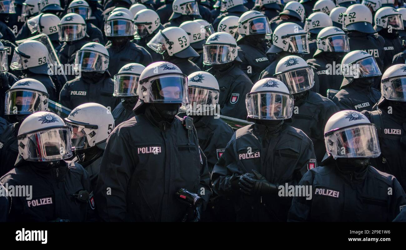 Police in full riot gear hi-res stock photography and images - Alamy