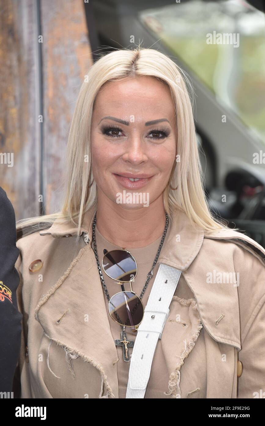 Frechen, Germany. 16th Apr, 2021. Cora Schumacher arrives at the opening of 'Willi Herrens Rievkooche Bud', a food truck on the Selgros premises. Credit: Horst Galuschka/dpa/Alamy Live News Stock Photo