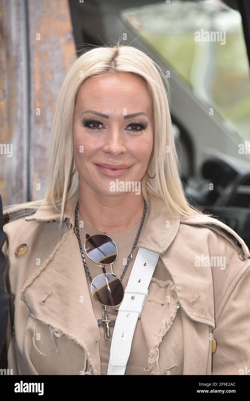 Frechen, Germany. 16th Apr, 2021. Cora Schumacher arrives at the opening of 'Willi Herrens Rievkooche Bud', a food truck on the Selgros premises. Credit: Horst Galuschka/dpa/Alamy Live News Stock Photo