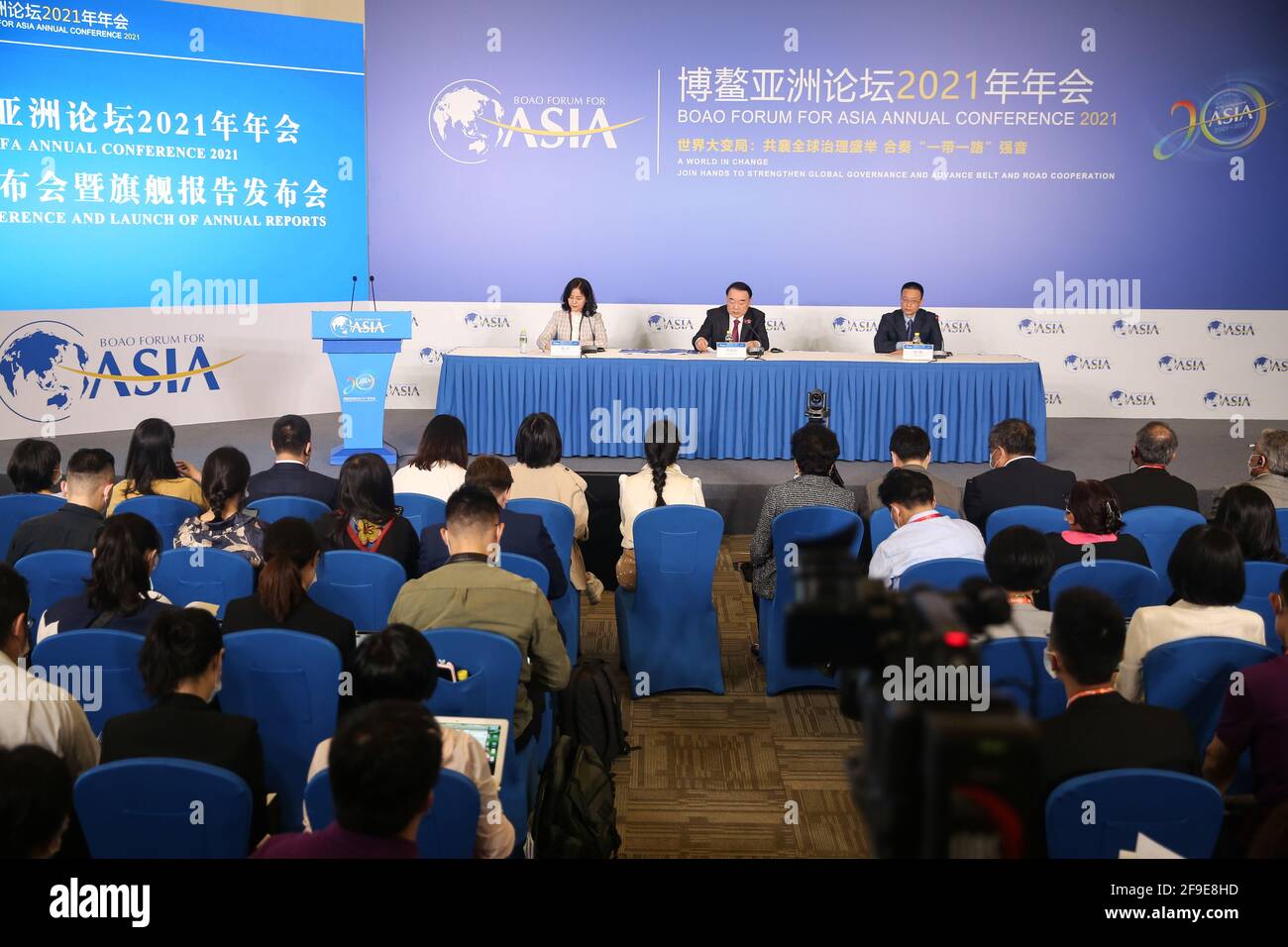 Boao. 18th Apr, 2021. Photo taken on April 18, 2021 shows the press conference of the 2021 Boao Forum for Asia (BFA) annual conference and the launch of annual reports in Boao Town, south China's Hainan Province. Over 2,600 delegates, including government officials, entrepreneurs and scholars from over 60 countries and regions are expected to attend the 2021 BFA annual conference in person. Approximately 1,200 journalists from 160 media organizations in 18 countries and regions will attend the conference. Credit: Zhang Liyun/Xinhua/Alamy Live News Stock Photo
