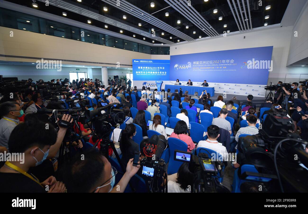 Boao. 18th Apr, 2021. Photo taken on April 18, 2021 shows the press conference of the 2021 Boao Forum for Asia (BFA) annual conference and the launch of annual reports in Boao Town, south China's Hainan Province. Over 2,600 delegates, including government officials, entrepreneurs and scholars from over 60 countries and regions are expected to attend the 2021 BFA annual conference in person. Approximately 1,200 journalists from 160 media organizations in 18 countries and regions will attend the conference. Credit: Guo Cheng/Xinhua/Alamy Live News Stock Photo