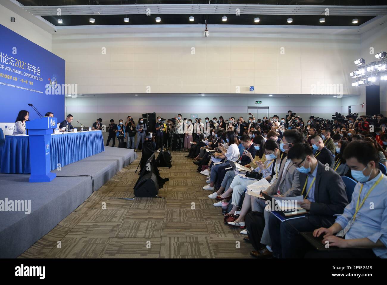 (210418) -- BOAO, April 18, 2021 (Xinhua) -- Photo taken on April 18, 2021 shows the press conference of the 2021 Boao Forum for Asia (BFA) annual conference and the launch of annual reports in Boao, south China's Hainan Province. The BFA's annual conference runs from April 18 to 21 in south China's island province of Hainan. This year's annual conference will be mainly held offline with the addition of online features as part of ongoing COVID-19 prevention and control efforts, with over 2,600 delegates expected to participate in person, making it the world's first large-scale international c Stock Photo